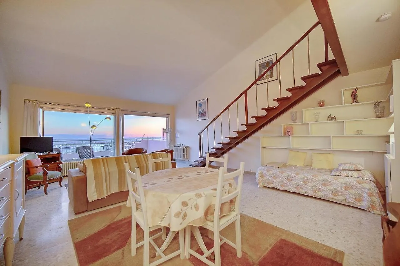 Superbe Duplex Idealement Situe Proche Plages Avec Grande Terrasse Vue Port !L A1B59 Cannes