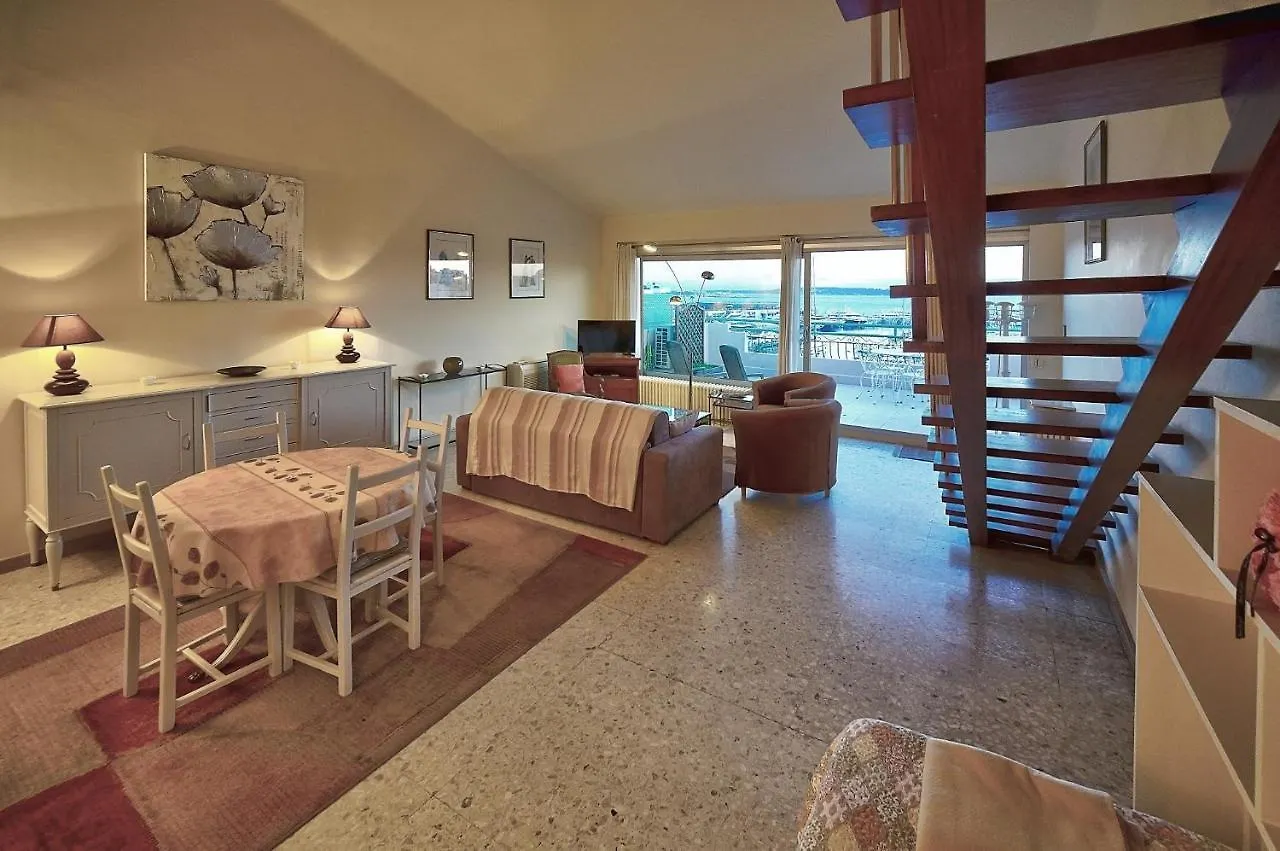 Superbe Duplex Idealement Situe Proche Plages Avec Grande Terrasse Vue Port !L A1B59 Cannes France