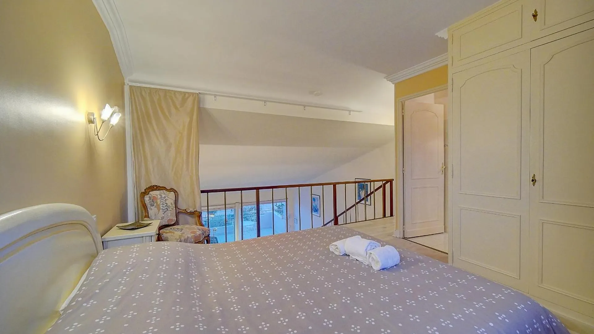 Superbe Duplex Idealement Situe Proche Plages Avec Grande Terrasse Vue Port !L A1B59 Cannes France