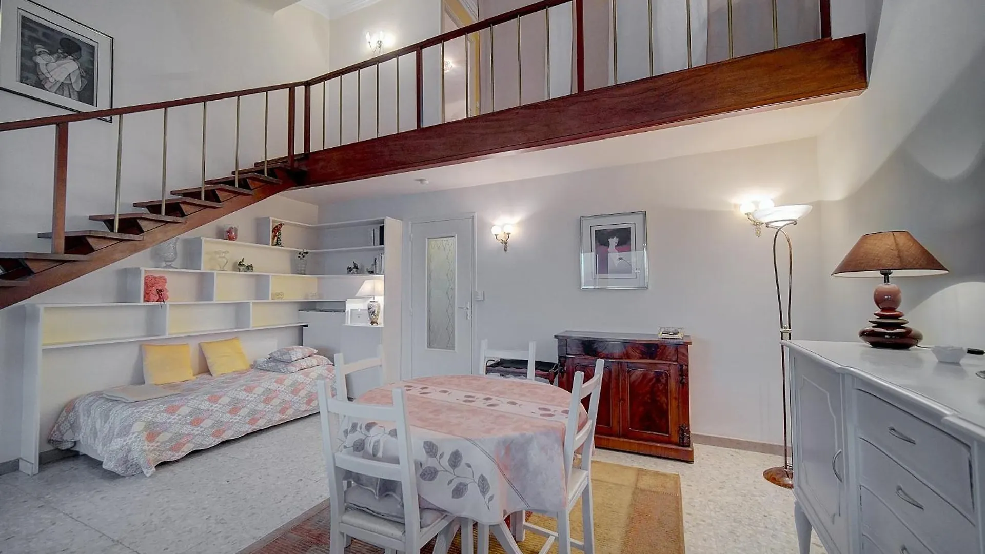 Superbe Duplex Idealement Situe Proche Plages Avec Grande Terrasse Vue Port !L A1B59 Cannes
