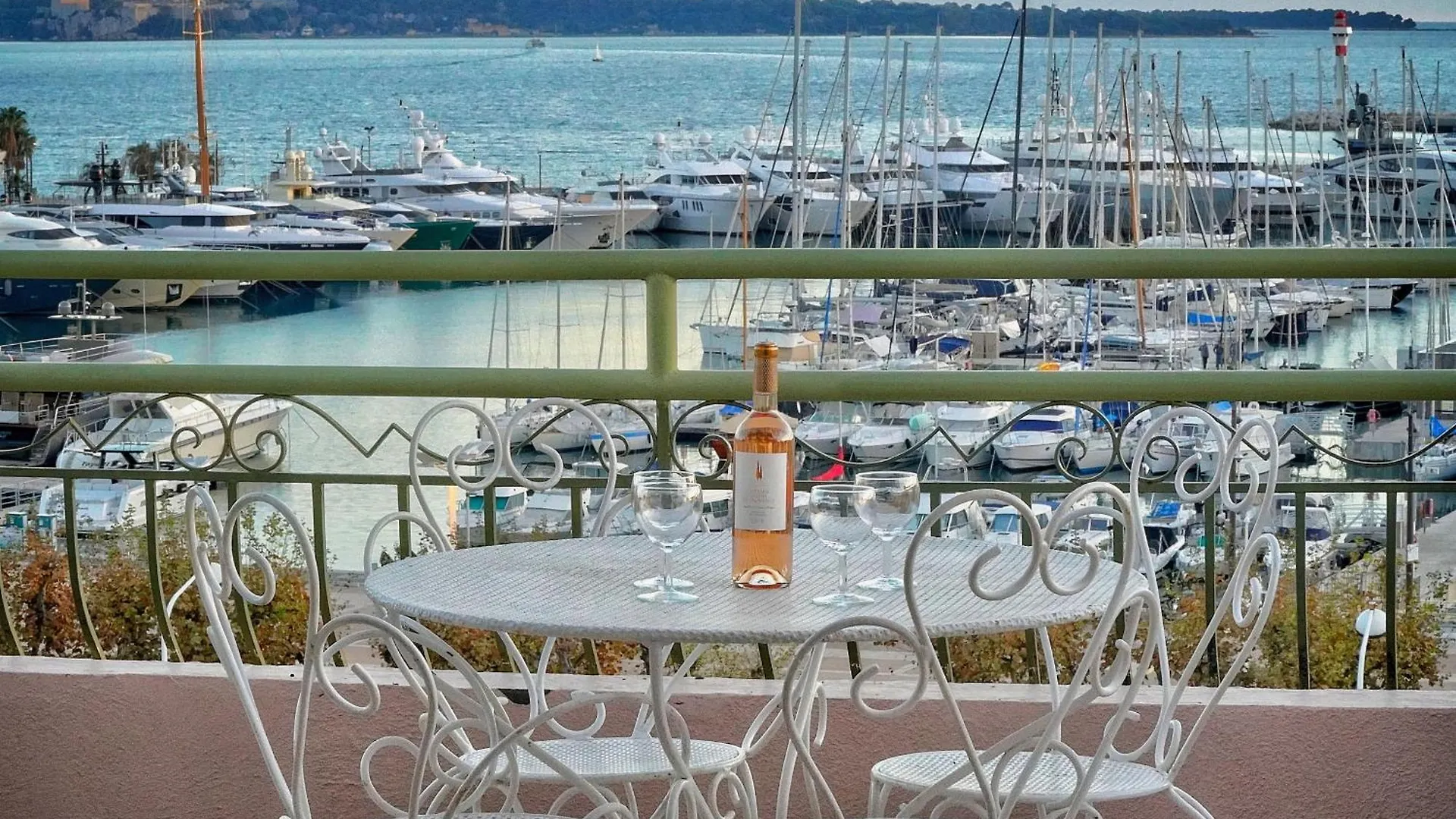 Superbe Duplex Idealement Situe Proche Plages Avec Grande Terrasse Vue Port !L A1B59 Cannes